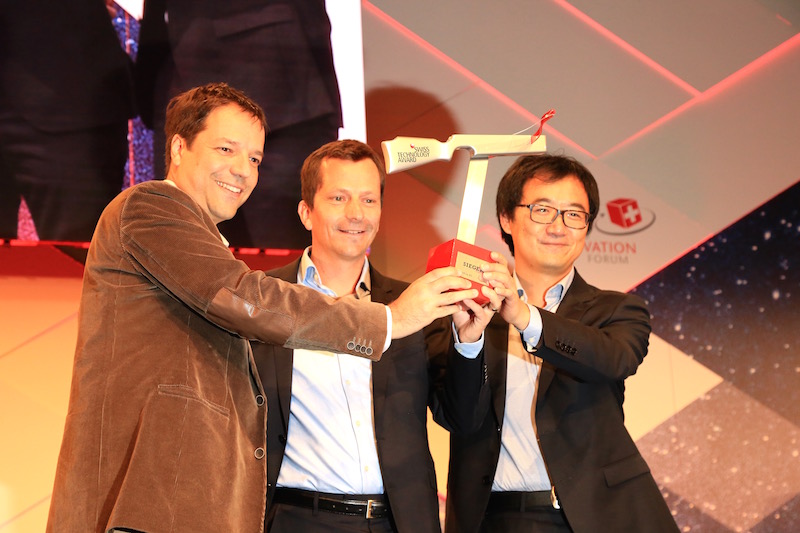 GratXray team (Dr. Marco Stampanoni, Dr. Martin Stauber, Dr. Zhentian Wang) celebrating their success on the stage of the Swiss Innovation Forum 2017.